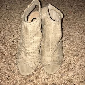 Tan Guess heels